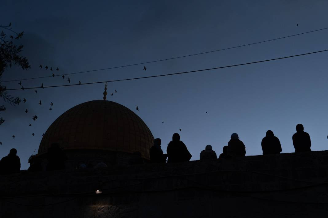 İsrail’in kısıtlamalarına rağmen akın ettiler: 120 Bin Filistinli Mescid-i Aksa’da saf tuttu - Resim: 34